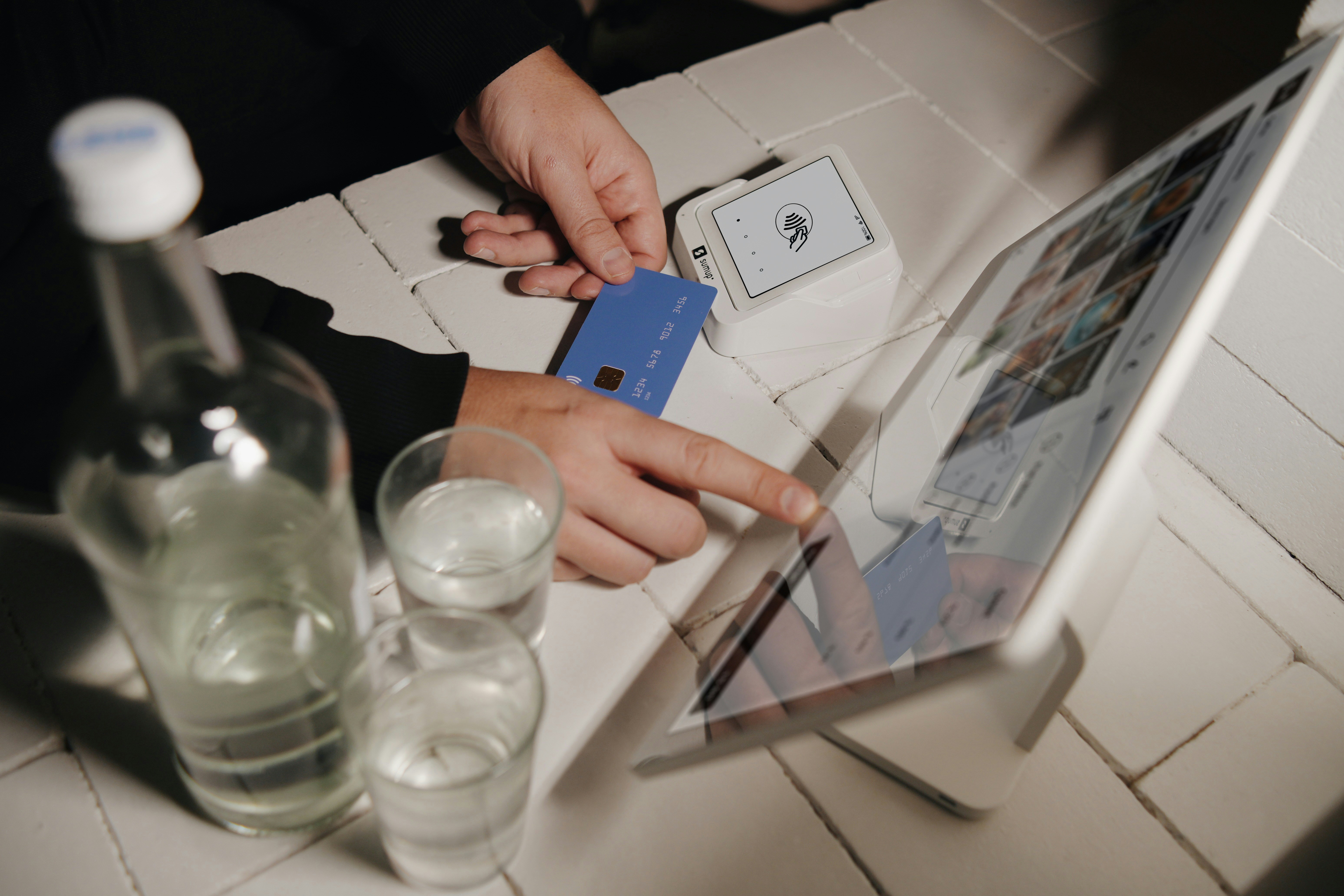 Paiement par carte et terminal, utilisé pour illustrer la différence entre carte et virement