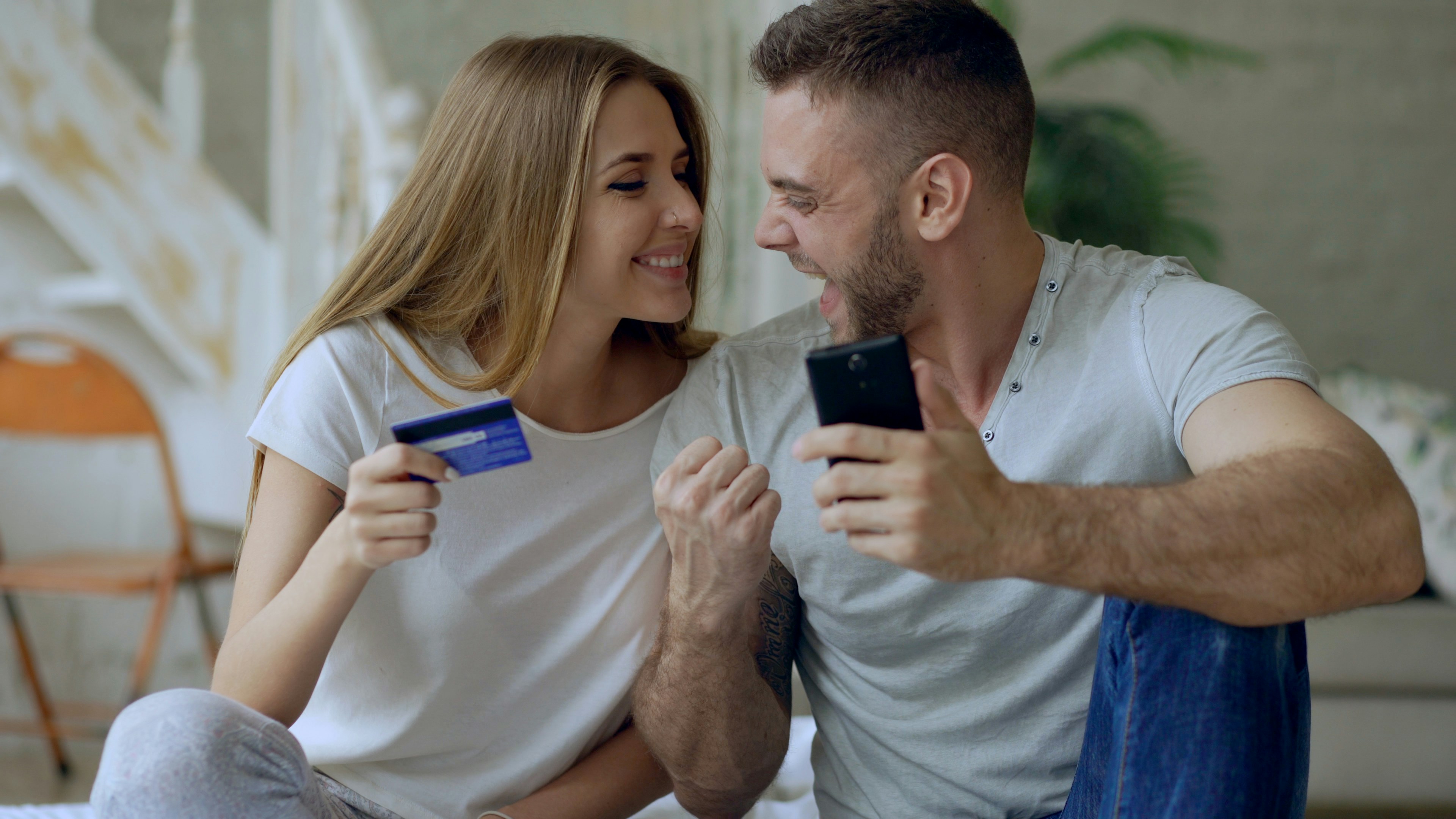 Paiement mobile et carte bancaire pour illustrer les questions fréquentes