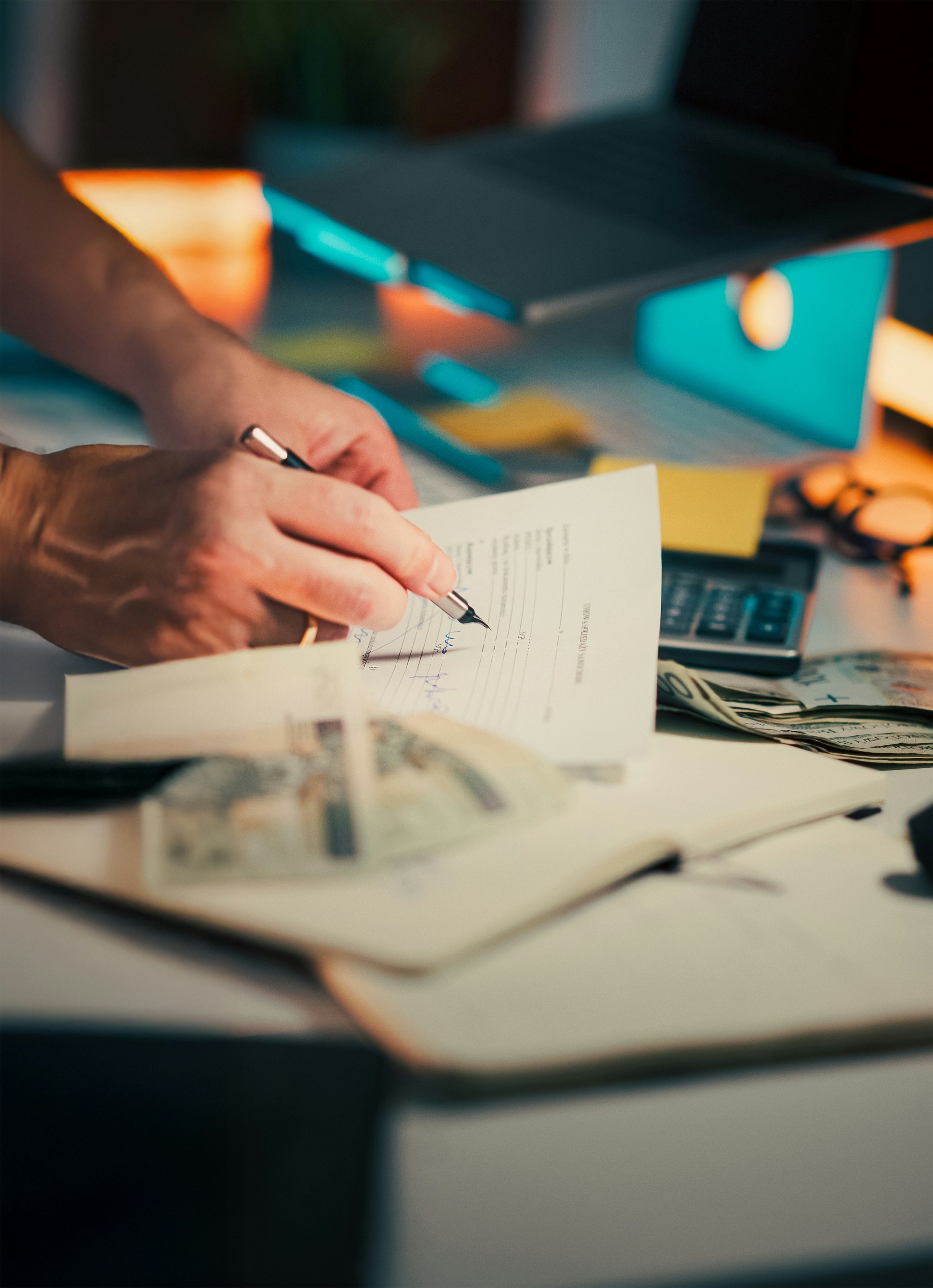 Documents financiers et signature pour illustrer le contrôle KYC
