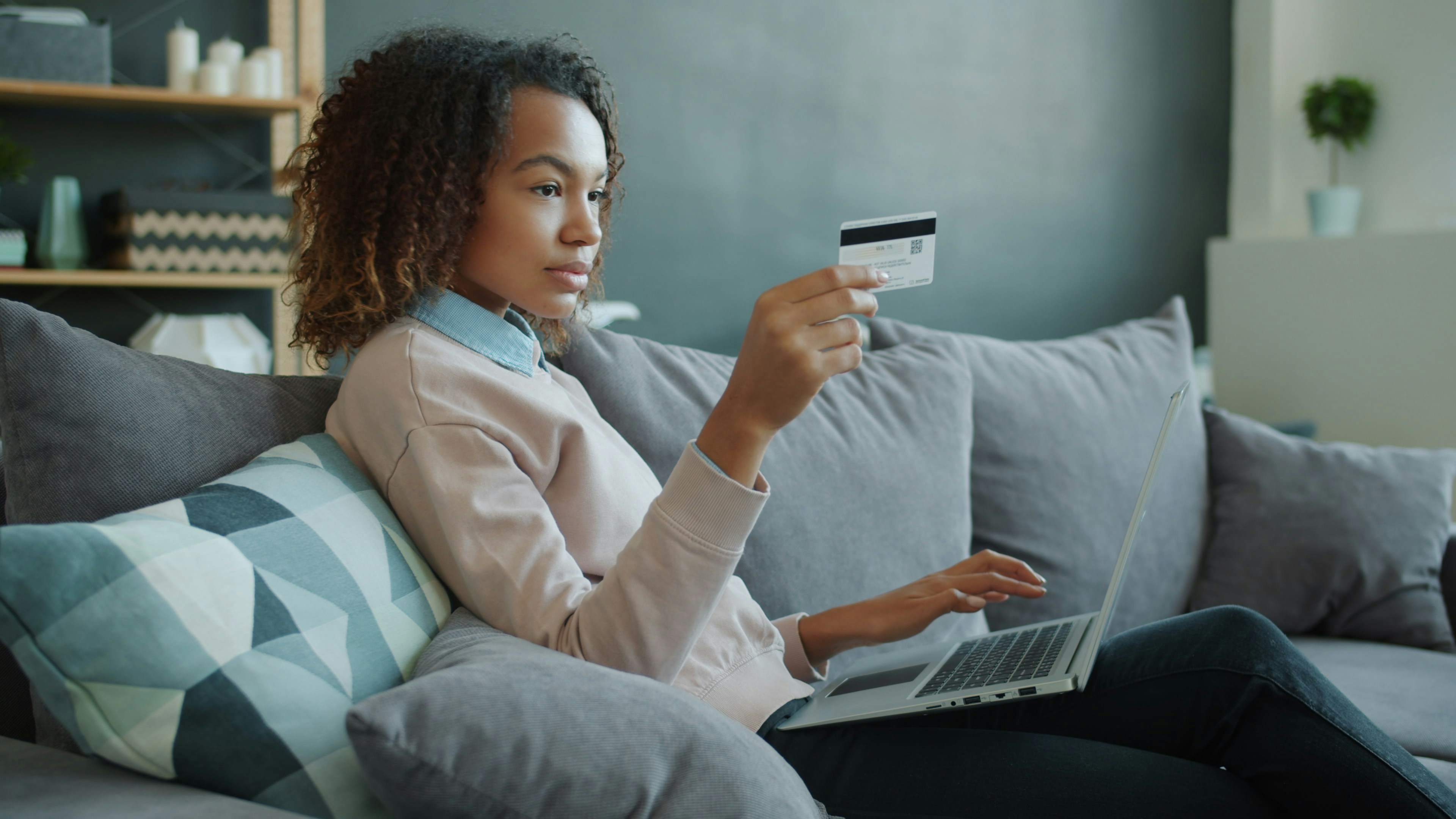 Paiement en ligne sur ordinateur portable, utilisé pour illustrer la méthode éditoriale