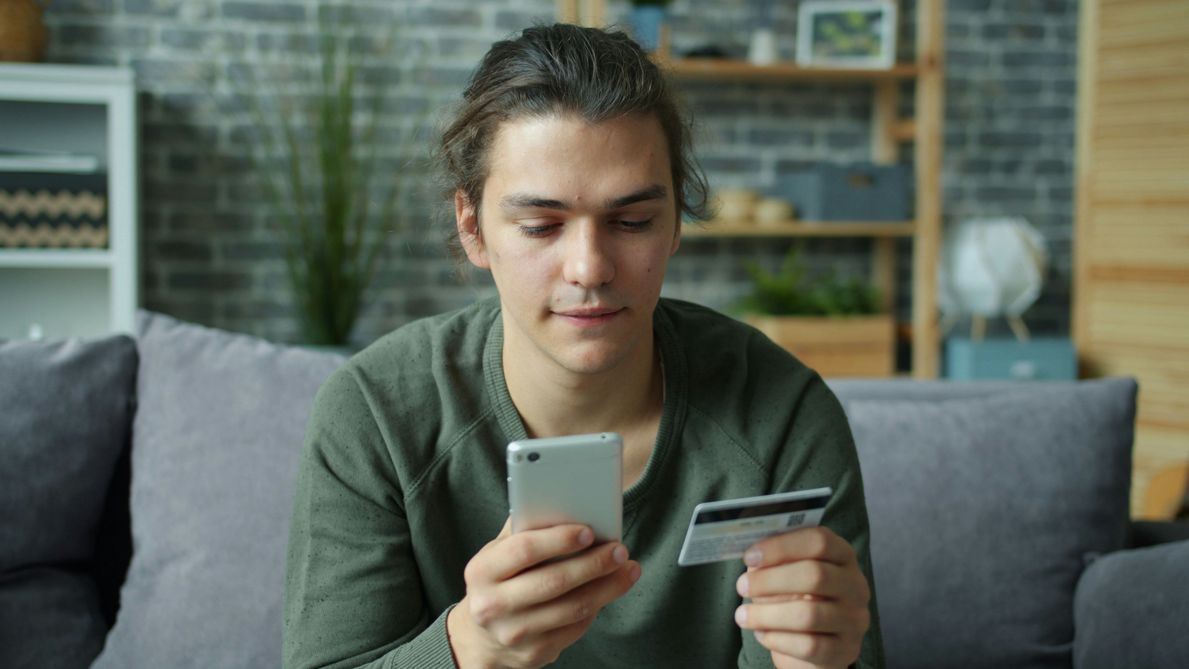 Contrôle mobile par carte pour illustrer les critères de dépôt Revolut
