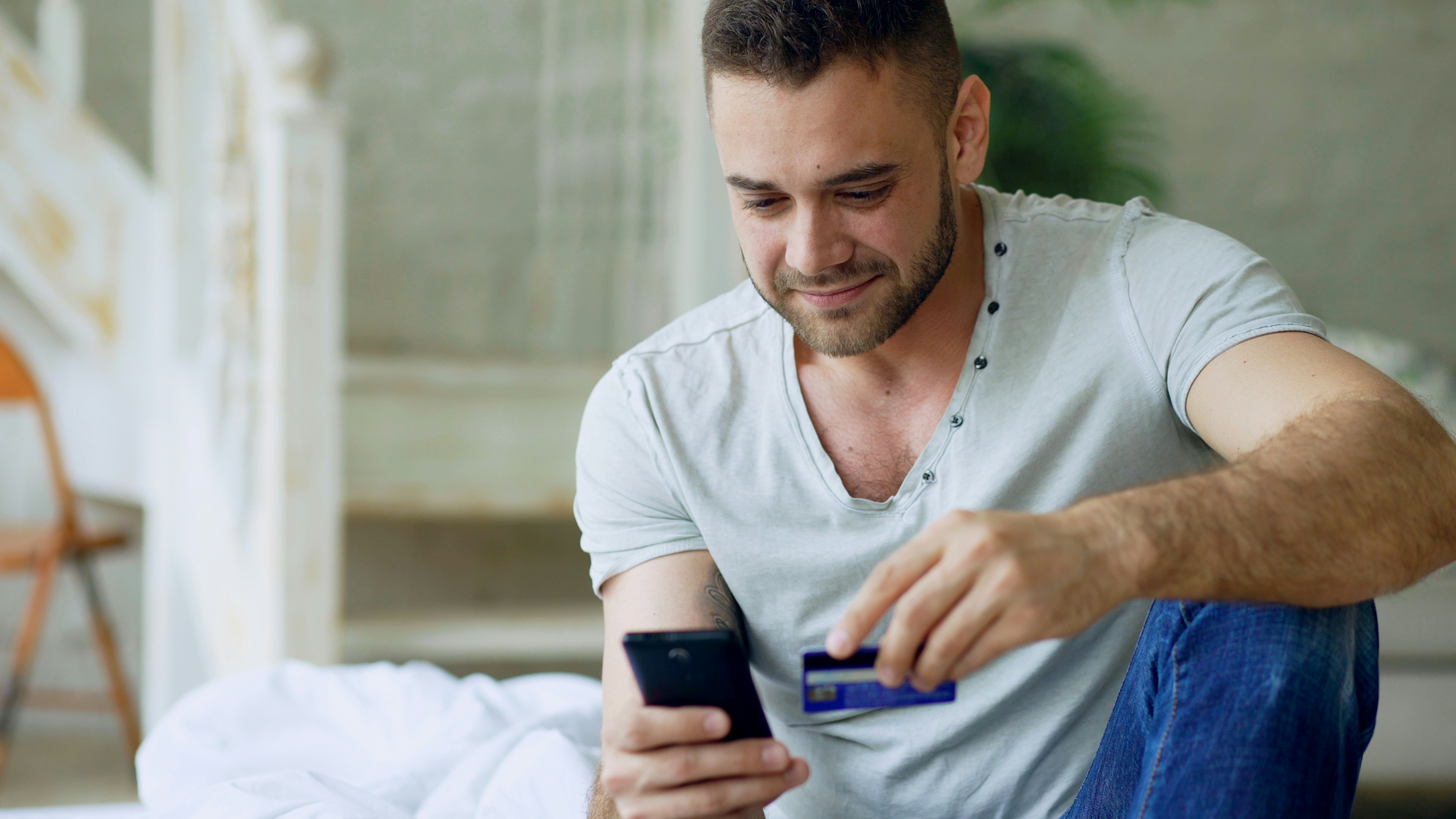 Paiement mobile par carte, utilisé pour contrôler le montant et la devise